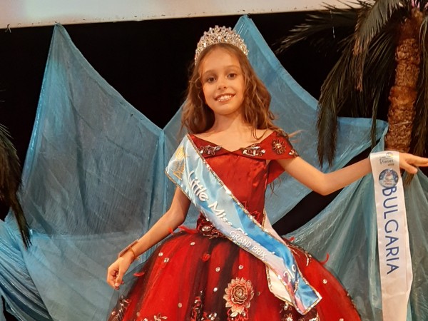 9-годишна българка e най-красивата на планетата за тази година. Варненката