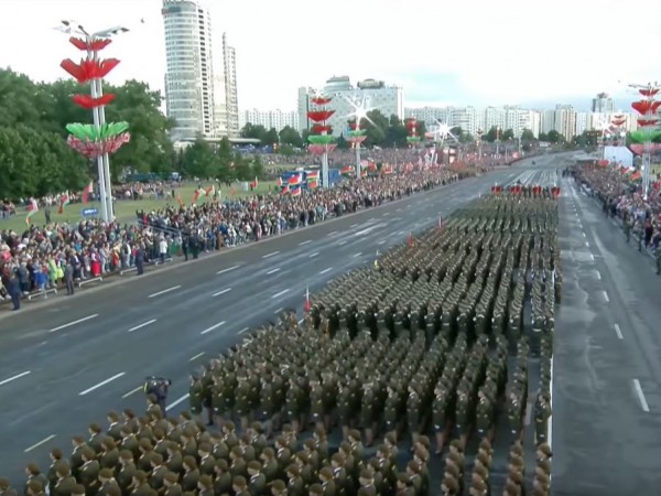 Грандиозен военен парад и множество културни мероприятия отбелязаха Деня на