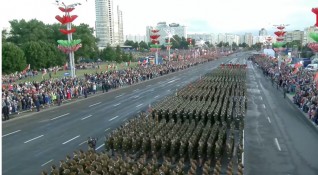 Грандиозен военен парад и множество културни мероприятия отбелязаха Деня на