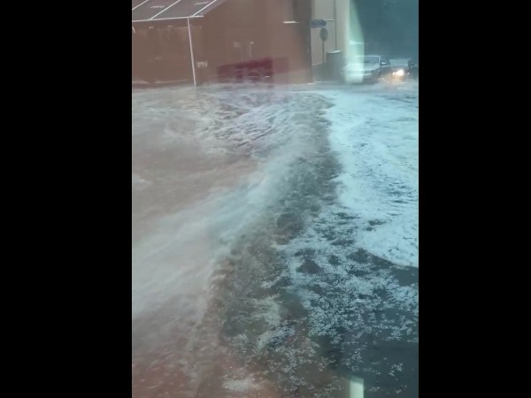 Гръмотевична буря, придружена с градушка, наводни улиците в Смолян. Магазини