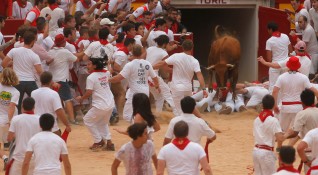 Традиционното надбягване с бикове в Памплона започна и разбира се