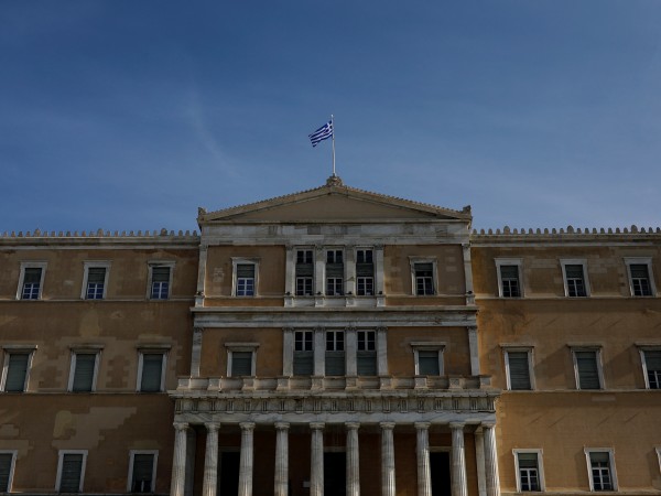 Крайнодясната партия Златна зора остава извън гръцкия парламент, след като