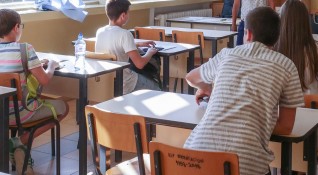 От 30 години българското училище беше отдалечено от възпитателната си