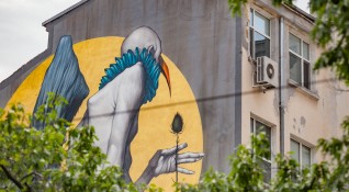 Сградите на София оживяват с нови смели графити на големи