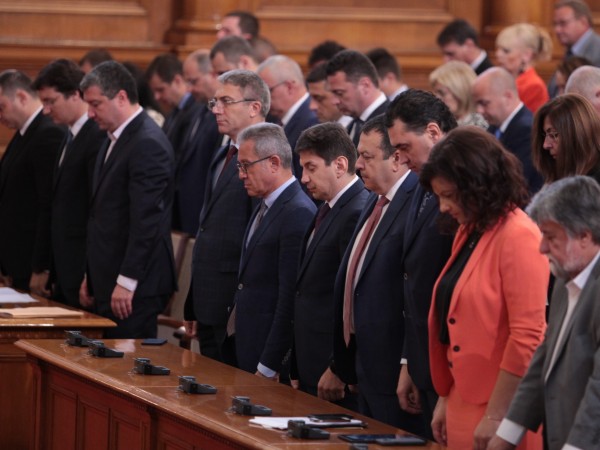 Първият работен ден на депутатите започна с едноминутно мълчание в