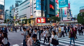 Японското население е намаляло за 10 а поредна година и то