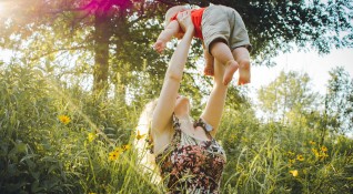 Увеличение на майчинството за втората година поискаха от КНСБ От