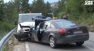 Шестима души пострадаха при челен сблъсък между автомобил и линейка