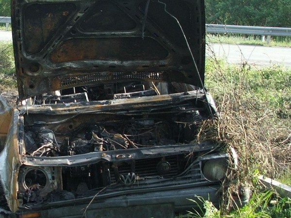 Микробус Форд Транзит изгоря напълно, след като потегли на собствен