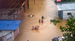 43 са жертвите на катастрофалните наводнения в Непал предадоха световните