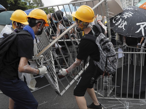 Десетки хиляди жители на Хонконг се събраха в предградието Ша