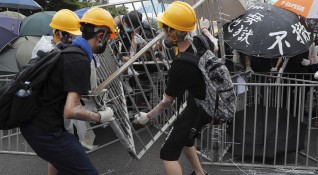 Десетки хиляди жители на Хонконг се събраха в предградието Ша