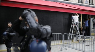 Френската полиция използва сълзотворен газ за да разпръсне протестиращи по