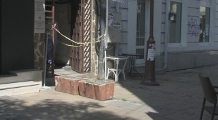 Сграда в центъра на Благоевград е опасна не само за