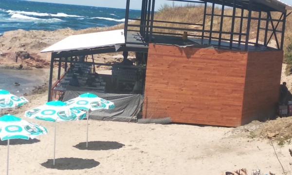 Ахтопол не е демоде – заведение "цъфна" насред плажната ивица