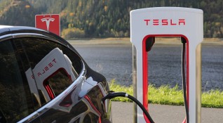 Американският производител на електромобили Тесла Tesla обяви че ще промени