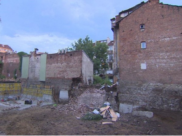 Строителен изкоп погълна част от стара къща в София. За