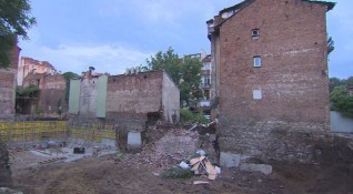 Строителен изкоп погълна част от стара къща в София За