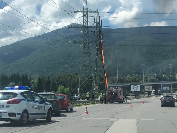 Пламъци обхванаха електропровод с високонапрежение на столичния булевард "България". Той