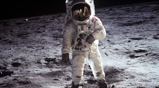 В случай на лунно бедствие Точно преди 50 години Нийл Армстронг