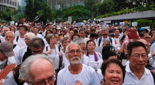 Вече не само младежите протестират за бъдещето на Хонконг Близо