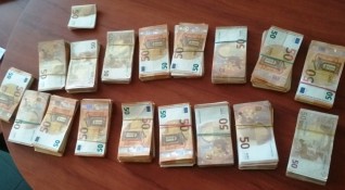 Митничарите от Калотина откриха недекларирани 241 000 евро в раница