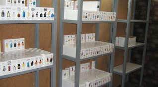 Полицията във Варна разби склад за фалшиви парфюми съобщиха от