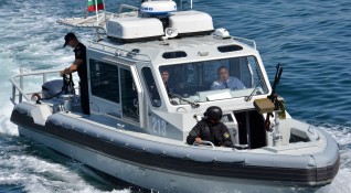 Премиерът Бойко Борисов изпробва във Варна бързоходен моторен катер дарен