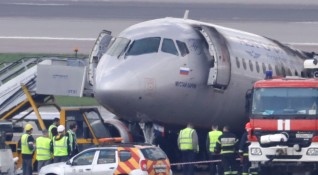 8 пътници са пострадали при евакуация от самолет на летище
