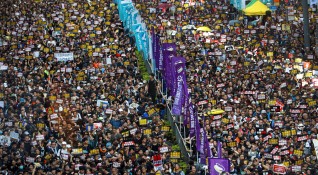 Десетки хиляди се включиха в протест в Хонконг с искане