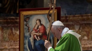 Папа Франциск изрази надежда че 50 ата годишнина от първите човешки