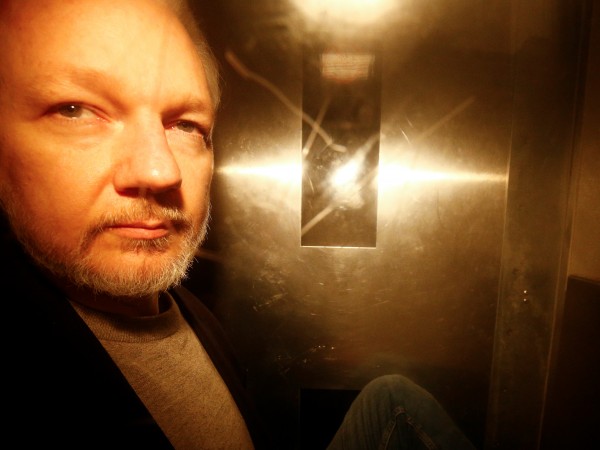 Великобритания ще екстрадира в САЩ основателя на "Wikileaks" Джулиан Асандж,