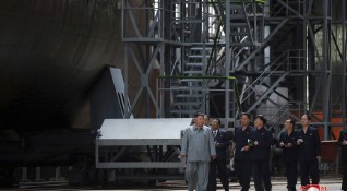 Севернокорейският лидер Ким Чен ун инспектира новопостроена подводница и наблегна на
