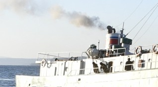 Кораб с 15 руснаци и двама южнокорейци е задържан от