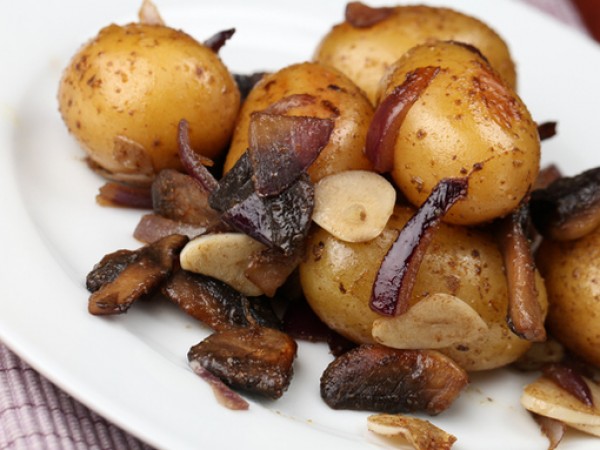 Продукти:1/2 кг картофи, нарязани на четвъртини2 супени лъжици нарязан кромид2