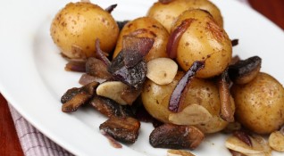 Продукти 1 2 кг картофи нарязани на четвъртини2 супени лъжици нарязан кромид2