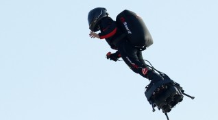 Мъж се опита да прекоси Ла Манша с летящ ховърборд