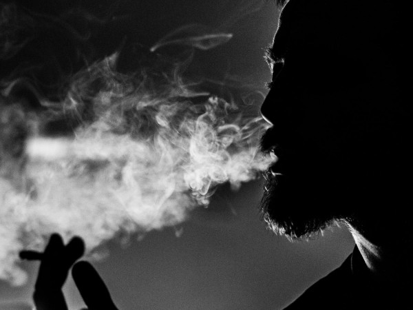 Страните по света направиха пушенето по-трудно и по-скъпо, но все
