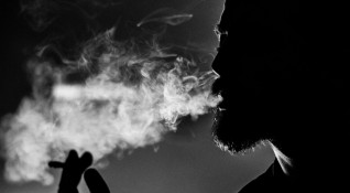 Страните по света направиха пушенето по трудно и по скъпо но все