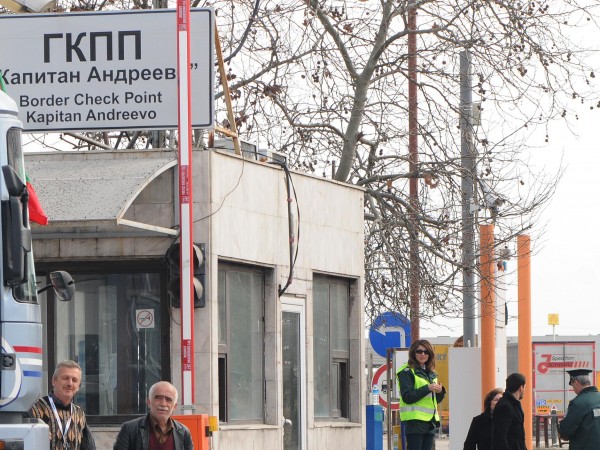 Натоварена е обстановката на българо-сръбската граница на ГКПП "Калотина". Още