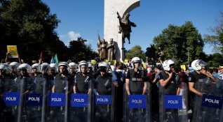 Турската полиция използва сълзотворен газ за да разпръсне протестна демонстрация