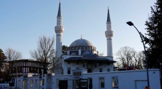 Серия от бомбени заплахи срещу джамии разтревожи мюсюлманите в цяла