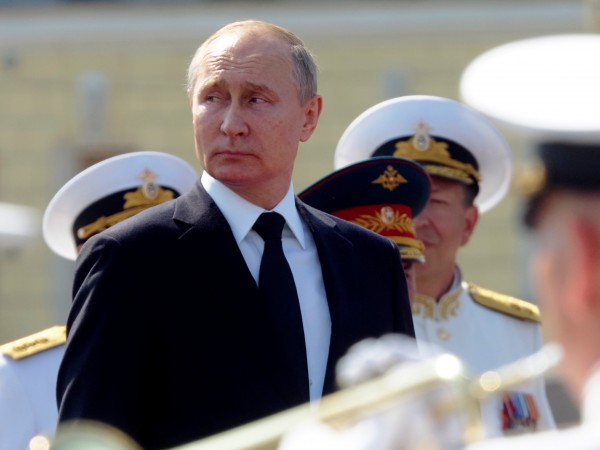 Руският президент Владимир Путин поведе голям военноморски парад ден след
