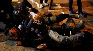 Полицията в Хонконг използва сълзотворен газ и гумени куршуми за