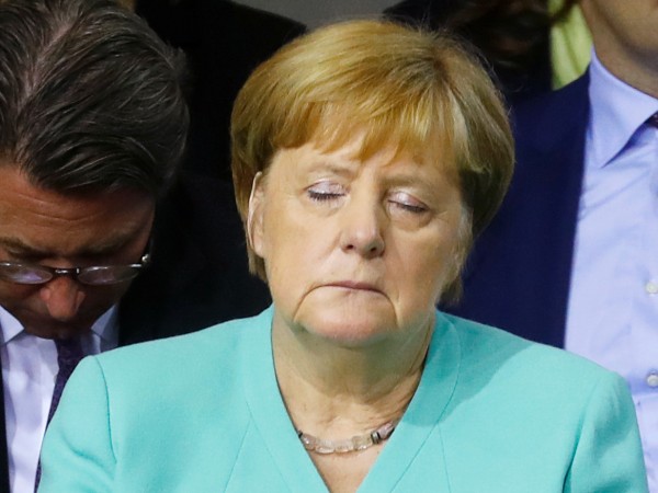 Германският вестник "Зюддойче цайтунг" коментира бавното оттегляне на канцлера Ангела