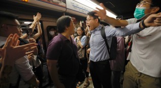 Стотици хонконгски протестиращи блокираха днес железопътния транспорт в сутрешния час