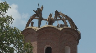 Мълния събори купола на църква в преславското село Имренчево Освен