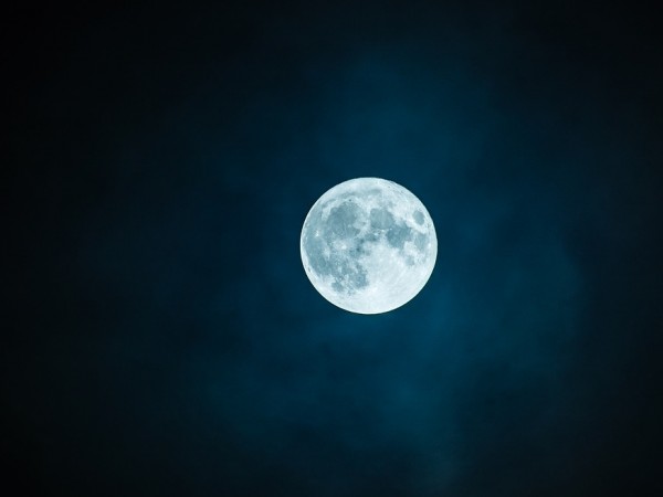 Учени от университета в Кьолн, Германия, установиха, че Луната се