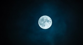 Учени от университета в Кьолн Германия установиха че Луната се