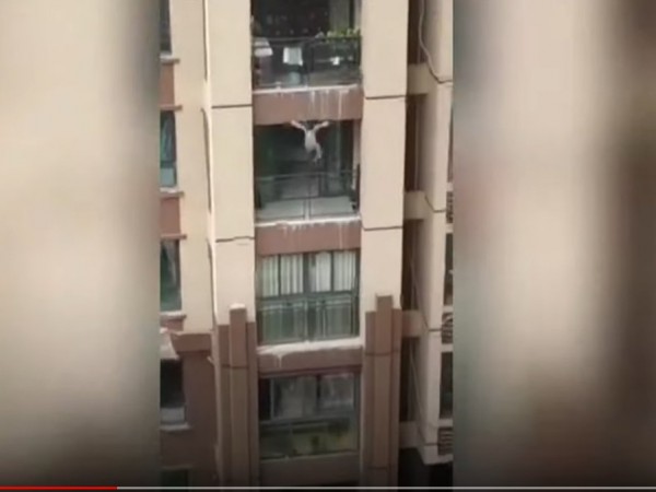 Тригодишно момченце, което падна от шестия етаж, беше спасено, след